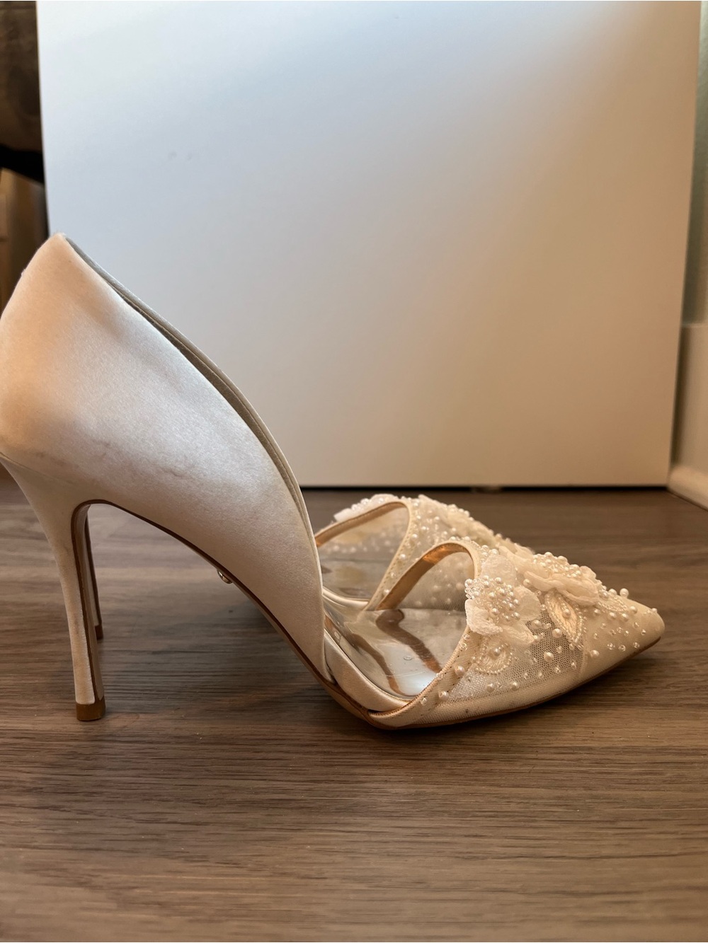 Badgley Mischka Ivory Satin FloralPearl Embellished PointedToe Bridal Pumps SZ 7 - Picture 2 of 4